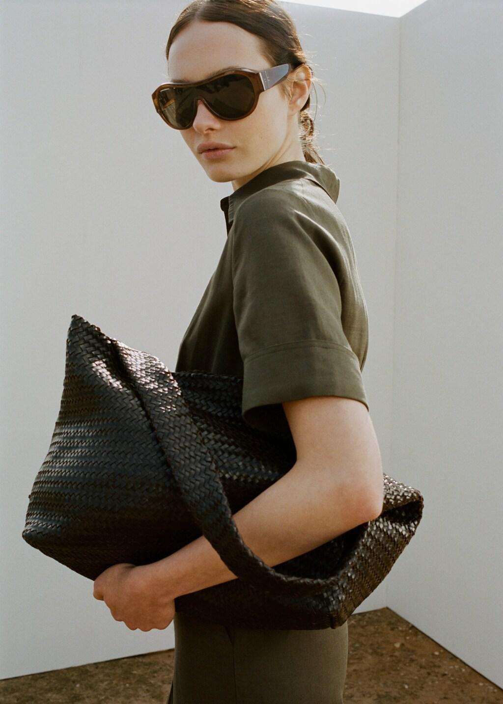 DARK BROWN Medium-sized braided leather bag, 0201_32, large image number 0