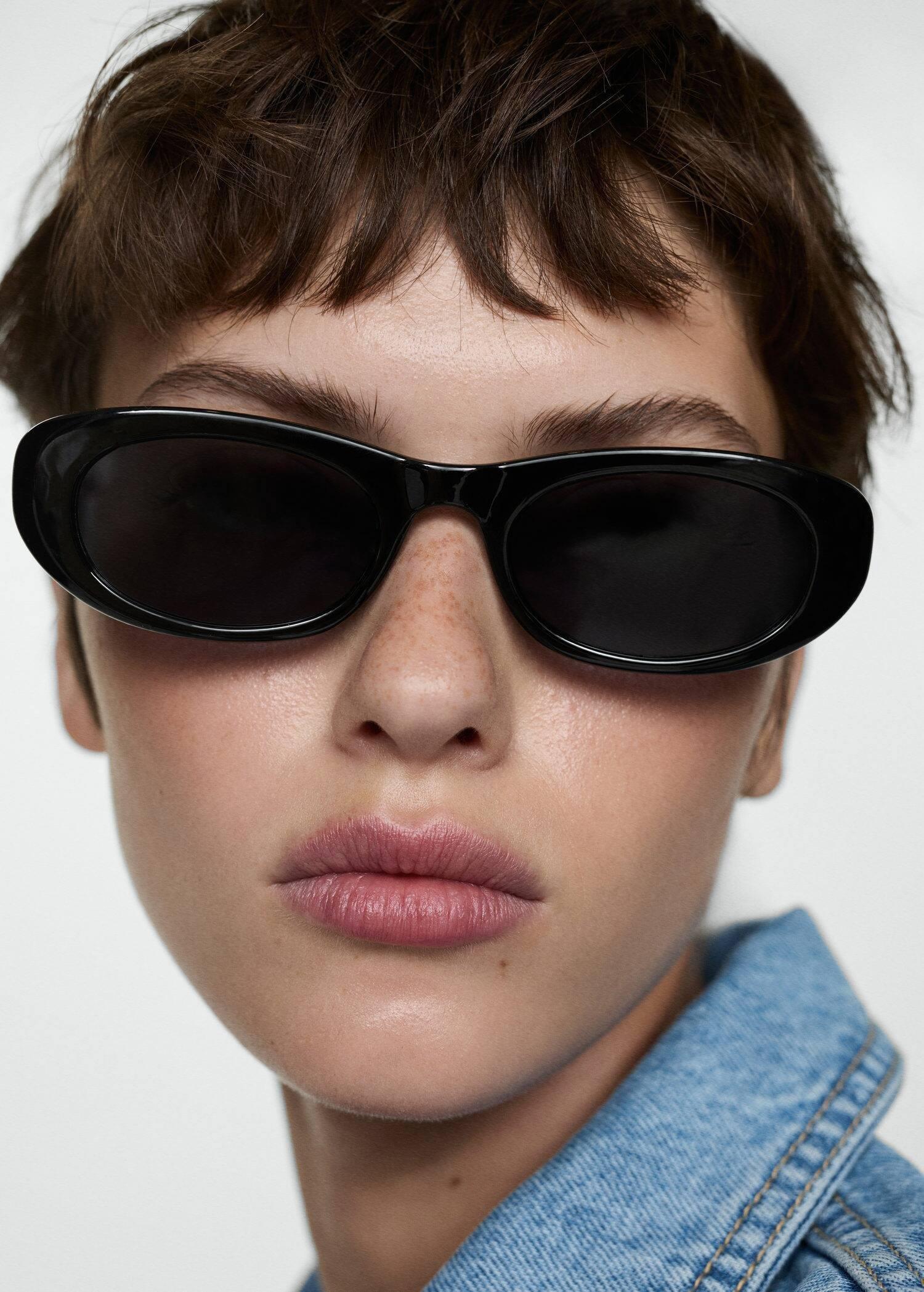 Black Oval Sunglasses, Black, large image number 4