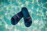 NABAIJI - صندل حمام سباحة للأطفال سلاب 500 مقاس 31-32 أوروبي - ديربي، أزرق داكن