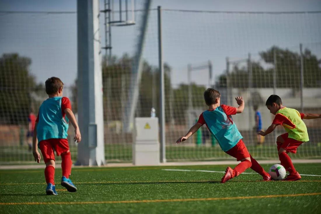 Kids Football Shorts F100, Red, No Color, large image number 12