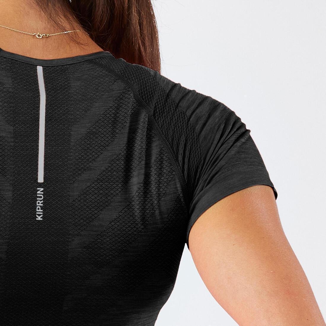 Women Seamless Running&Trail Running T-Shirt - Kiprun Run 500 Comfort Slim, Black, No Color, large image number 4