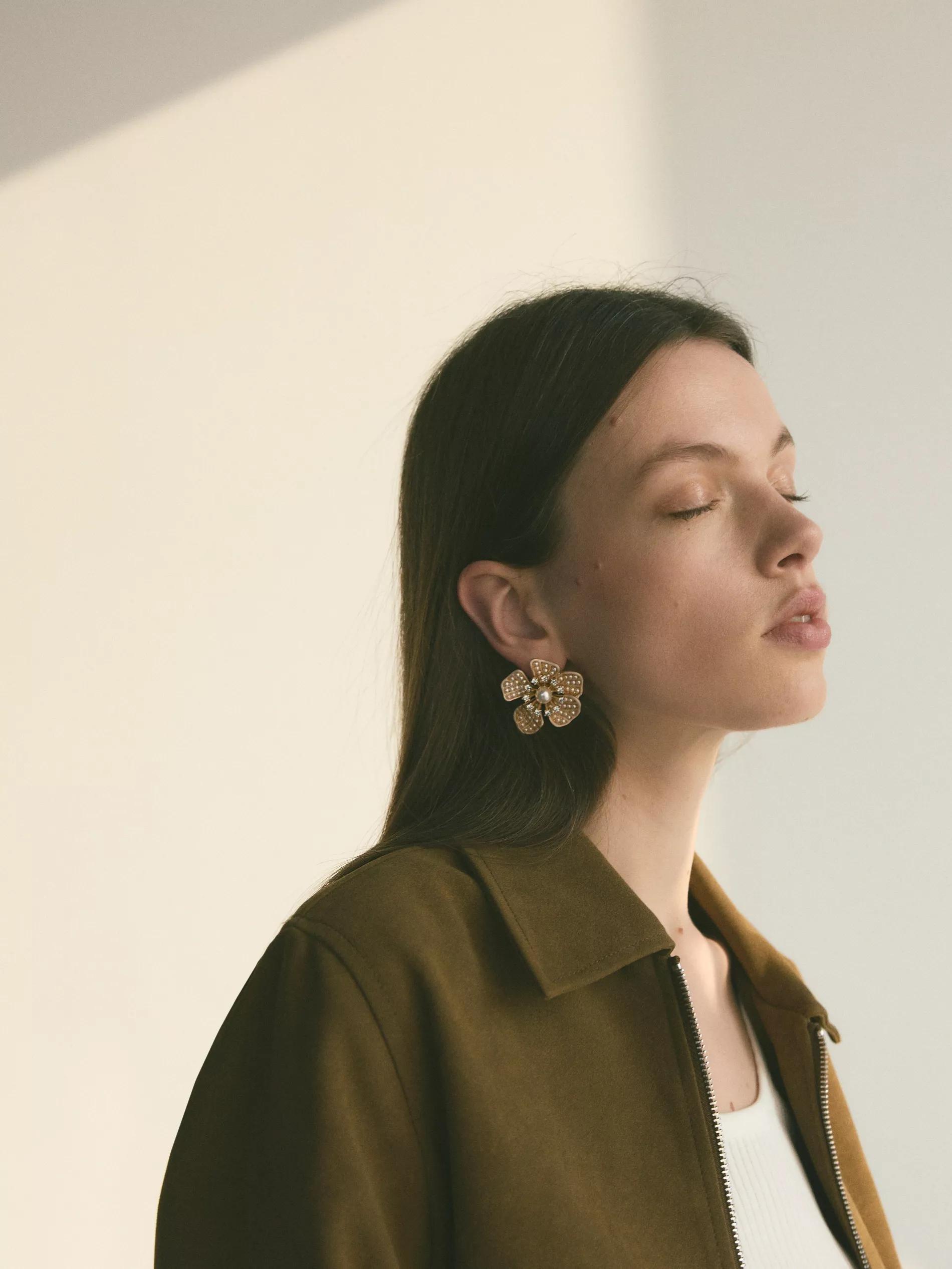 Cream Flower-Shaped Earrings, Ivory, large image number 3