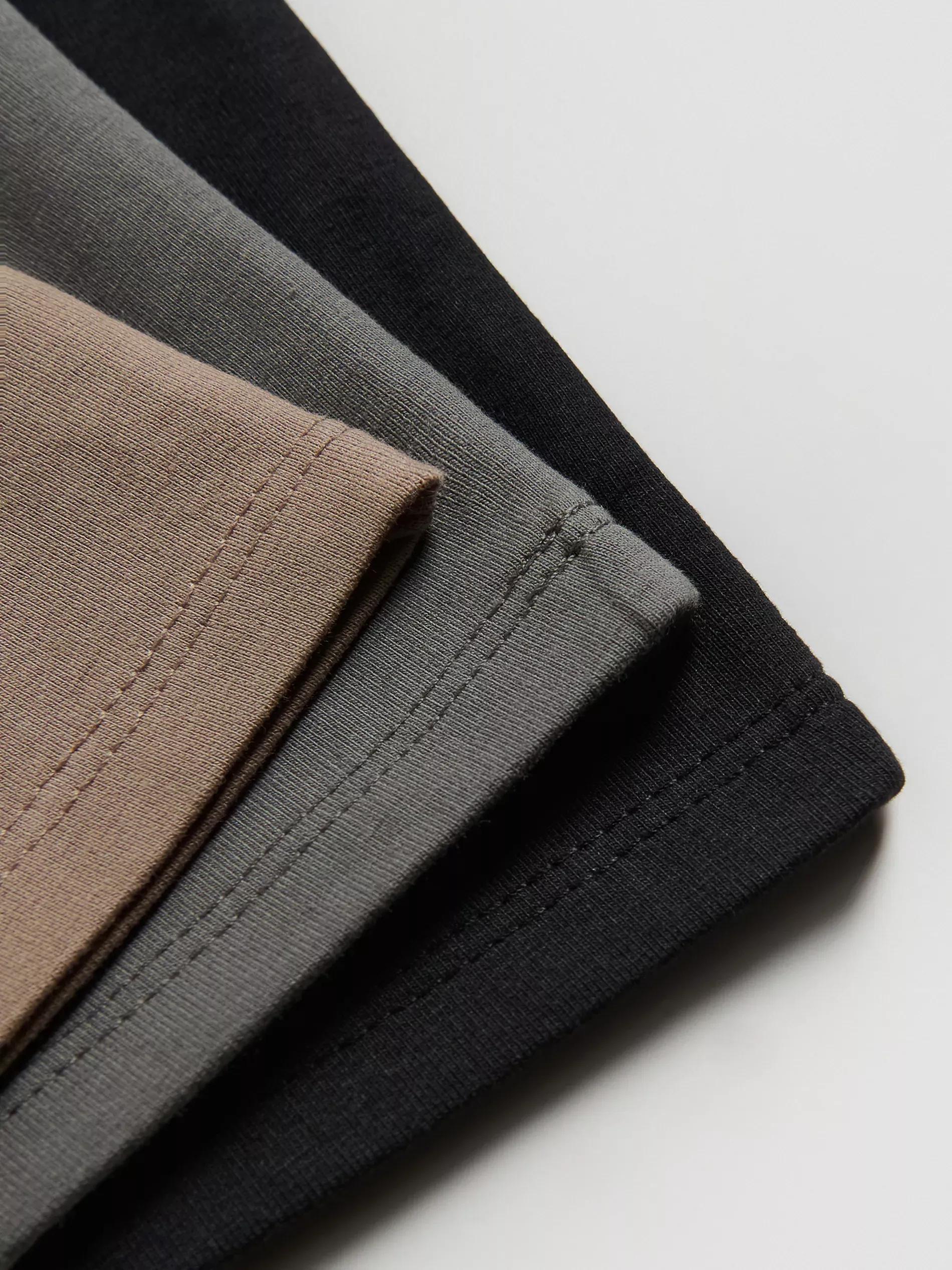 BLACK, Black, medium