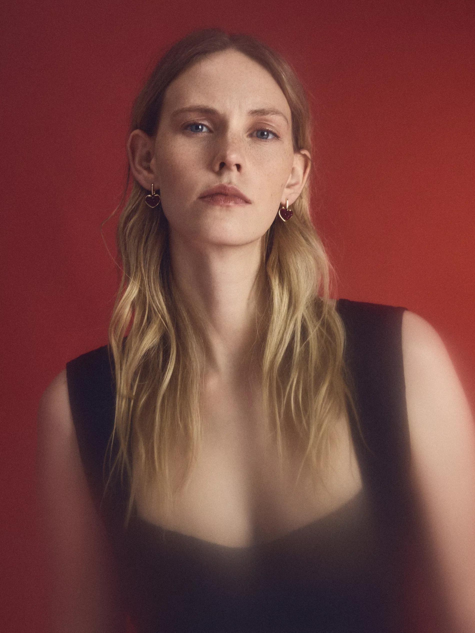 Red Earrings, Red, large image number 2