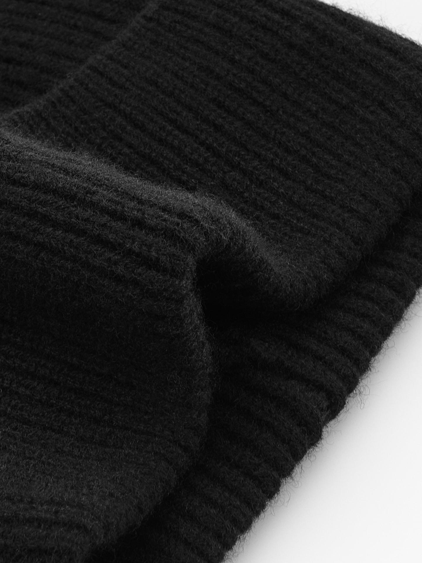 Black Cap, Black, large image number 1
