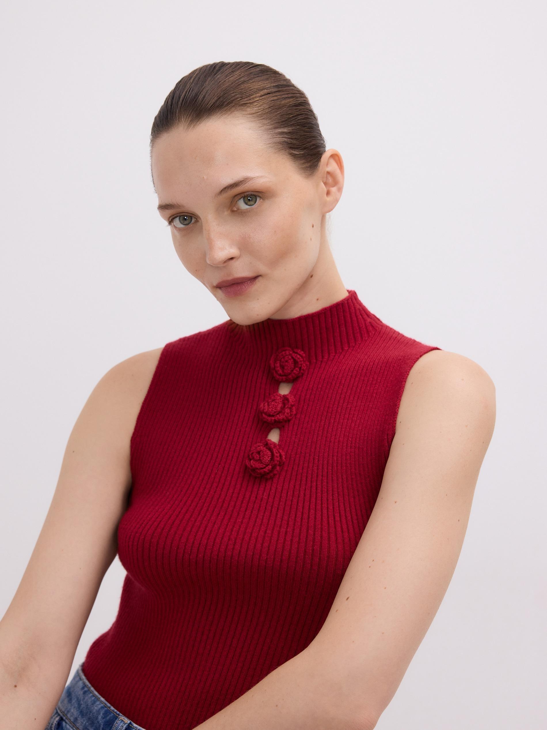 MAROON Knit top with roses, Burgundy, medium