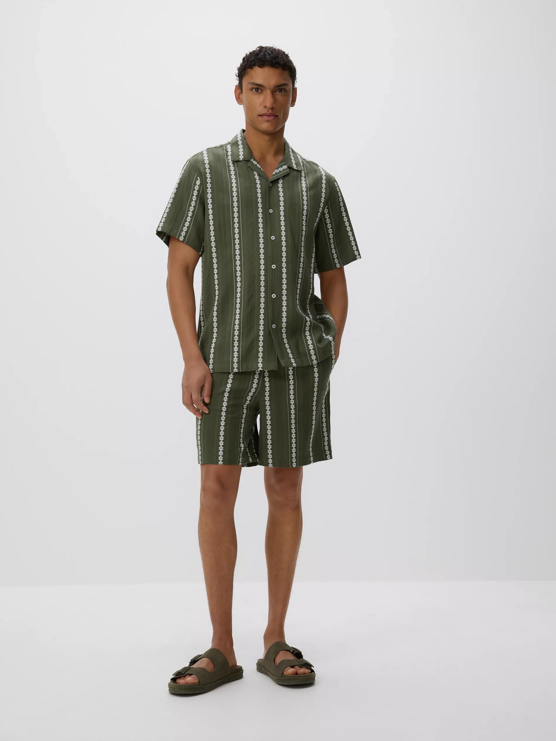 Green Structured Regular Fit Shorts, , large image number 2