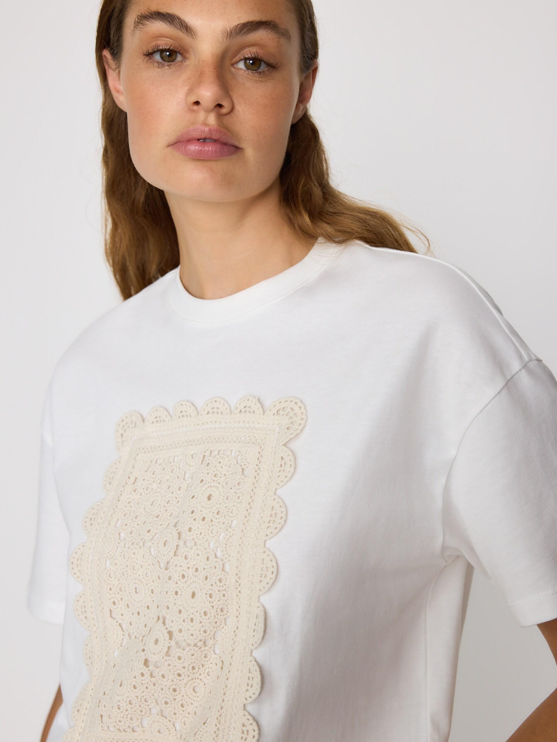 CREAM T-shirt with embroidered appliquأ©, Ivory, medium
