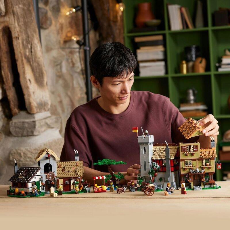 LEGO Icons Medieval Town Square Building Set 10332 Building Set (3304 pieces), , large image number 3