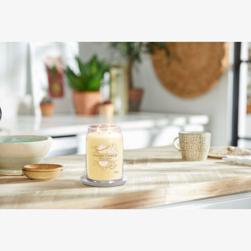 Yankee Candles Signature Jar Vanilla Cupcake 567g - Large, , large image number 1