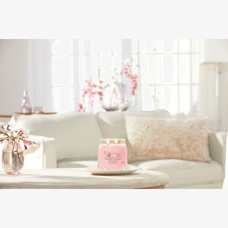 Yankee Candles Signature Jar Fresh Cut Roses 368g - Medium, , large image number 1