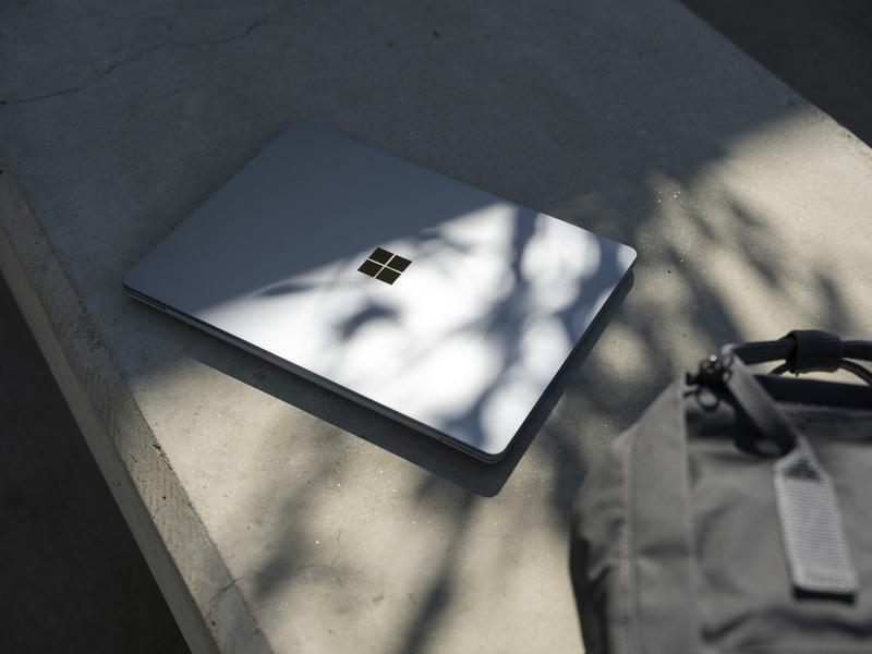 Microsoft Surface Go Laptop i5-1035G1/4GB/64GB eMMC/UHD Graphics/12.4-inch Pixel Sense/Windows 10/Platinum, , large image number 1