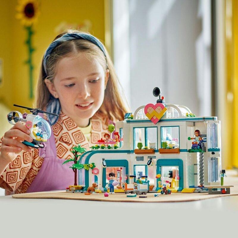LEGO Friends Heartlake City Hospital 42621 (1045 Pieces), , large image number 3