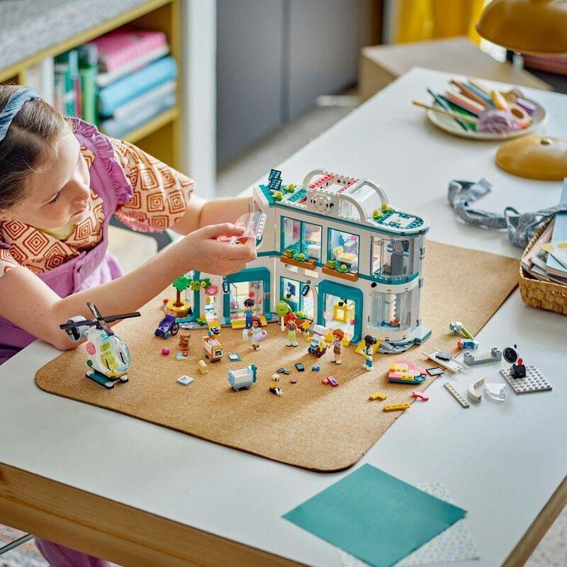 LEGO Friends Heartlake City Hospital 42621 (1045 Pieces), , large image number 4