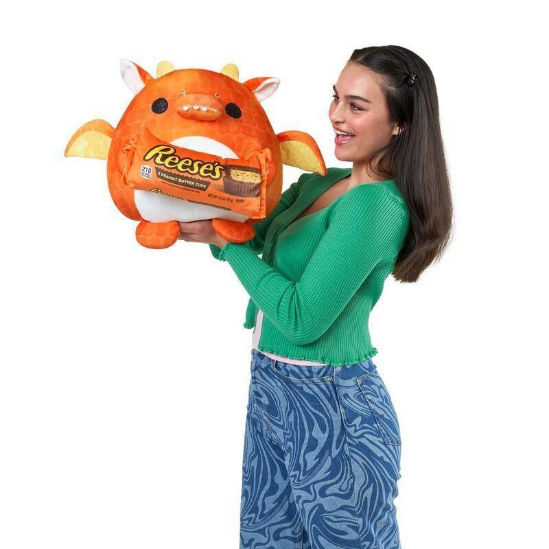 Zuru Snackles Series 1 Felix The Dragon Holding Reese'S Medium 13-Inch Plush Toy, , large image number 1