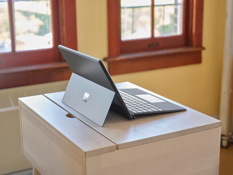Microsoft Surface Go3 Laptop Pentium Gold 6500Y/4GB/64GB EMMC/UHD Graphics 615/10.5 Pixelsense Display/Win 11 Home - Platinum, , large image number 4