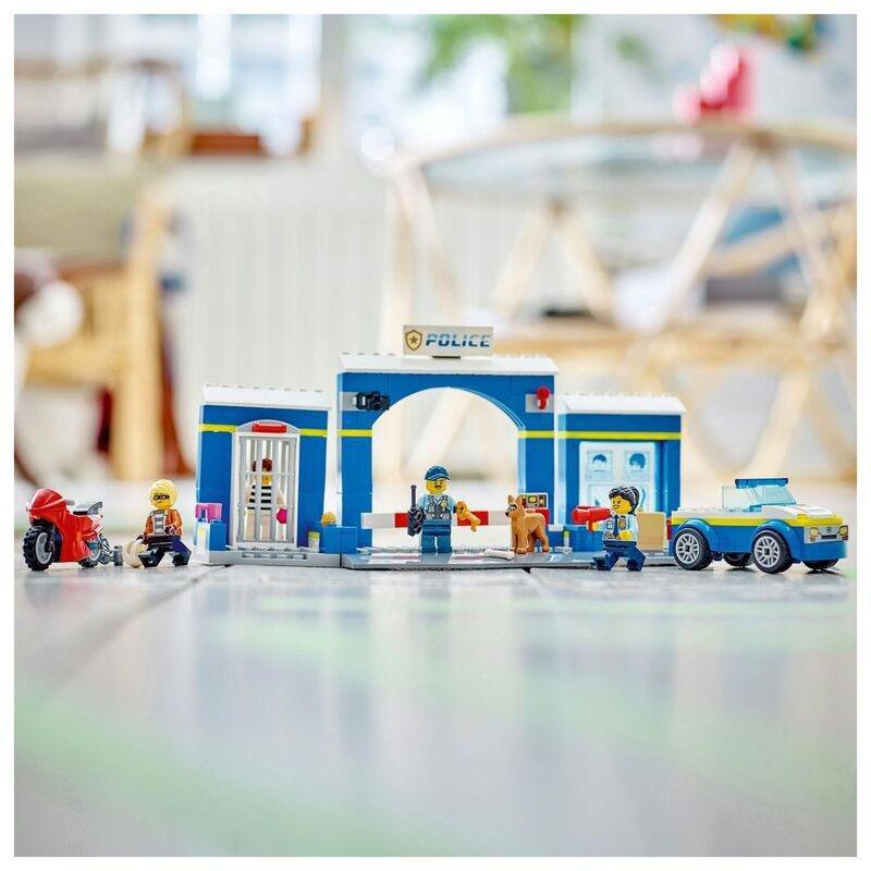 LEGO City Police Station Chase Building Toy Set 60370 (172 Pieces), , large image number 2