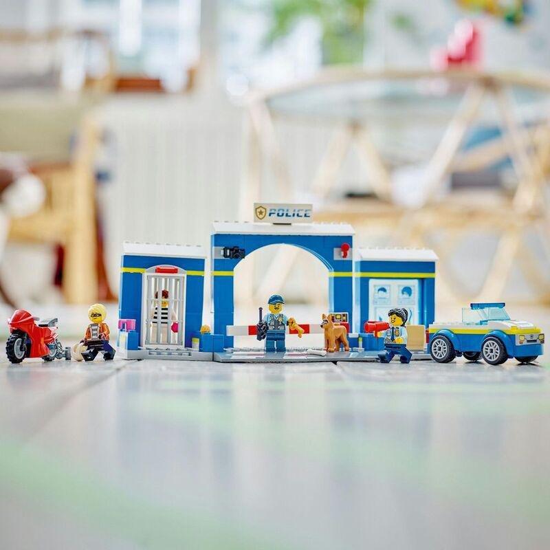 LEGO City Police Station Chase Building Toy Set 60370 (172 Pieces), , large image number 9