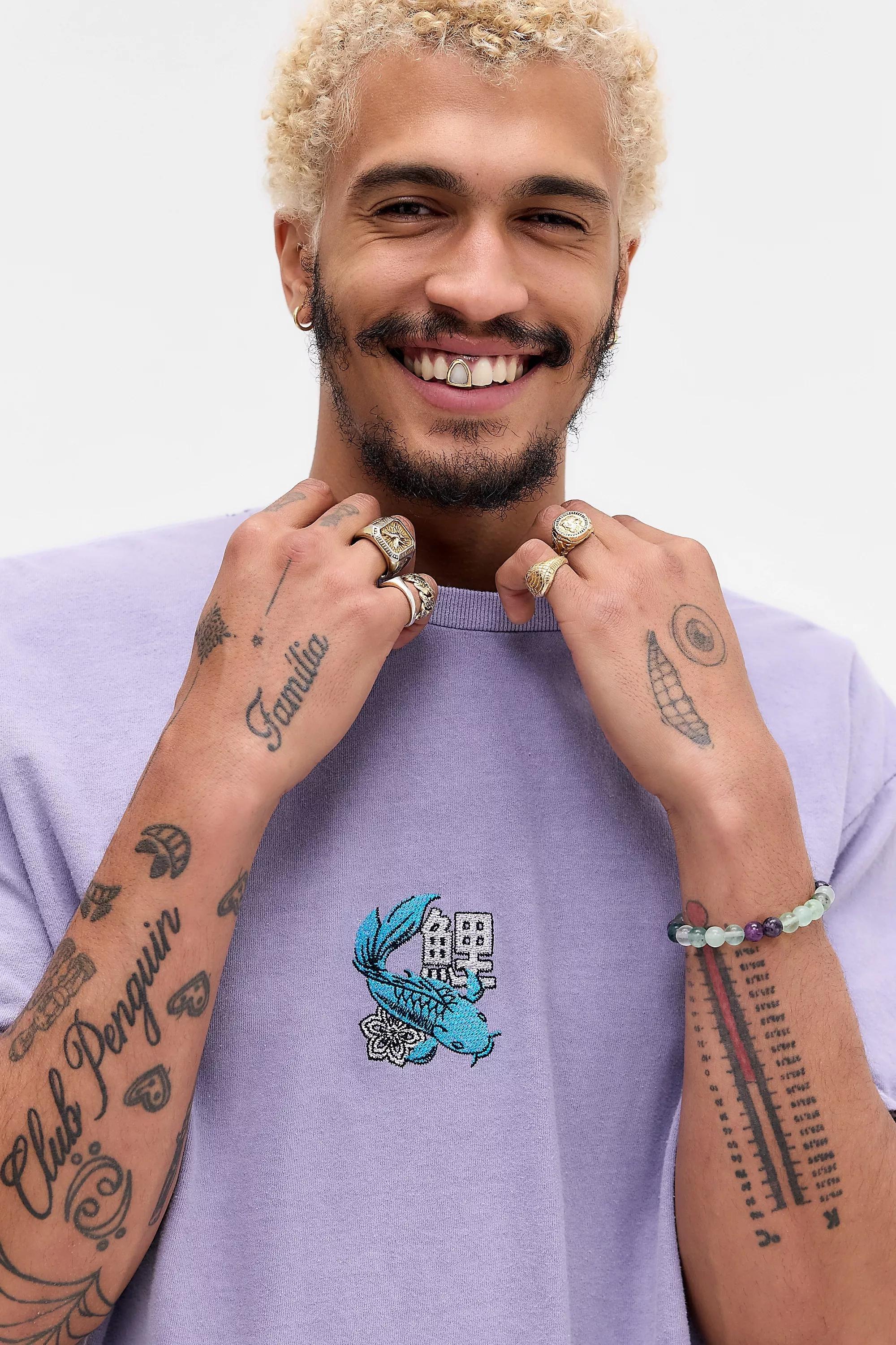 UO Koi Fish Embroidered Motif T-Shirt, PURP, medium