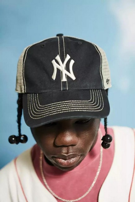 Urban Outfitters - قبعة نيويورك يانكيز 47 سوداء