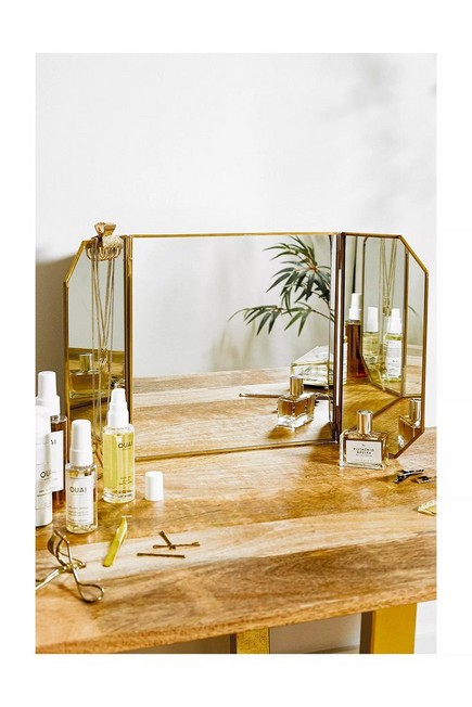 Urban Outfitters - مرآة منضدة الزينةكبيرة ذهبية