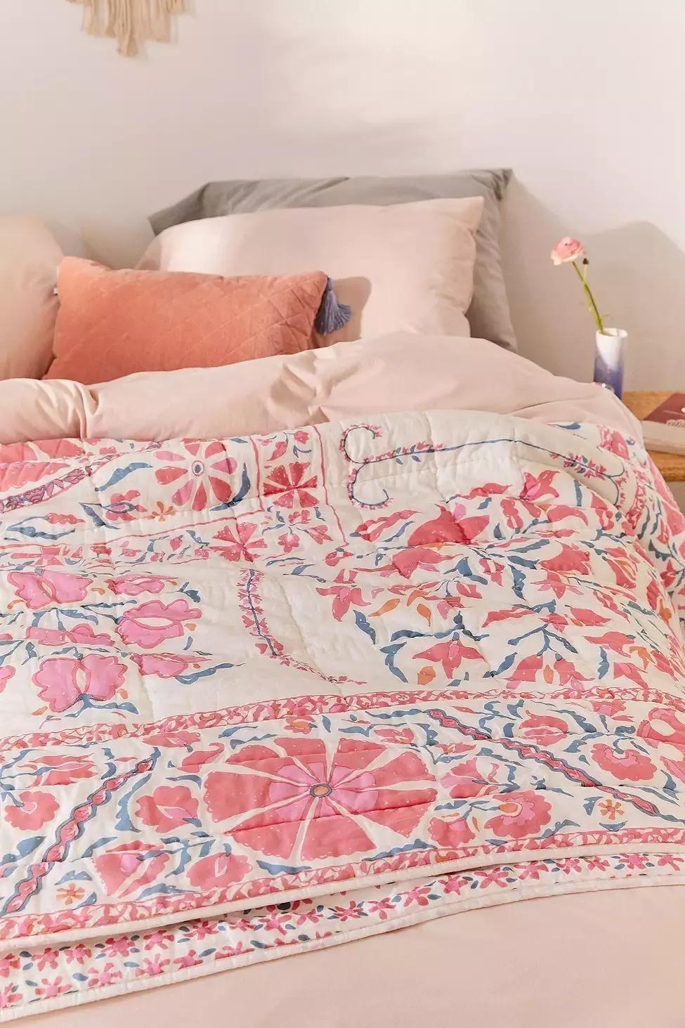 Pink Saski Suzani Medallion Quilt, , large image number 3