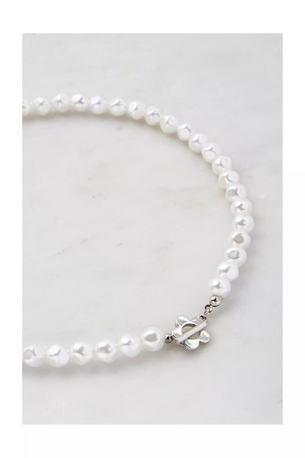 Urban Outfitters - Pearl Floral Clasp Choker