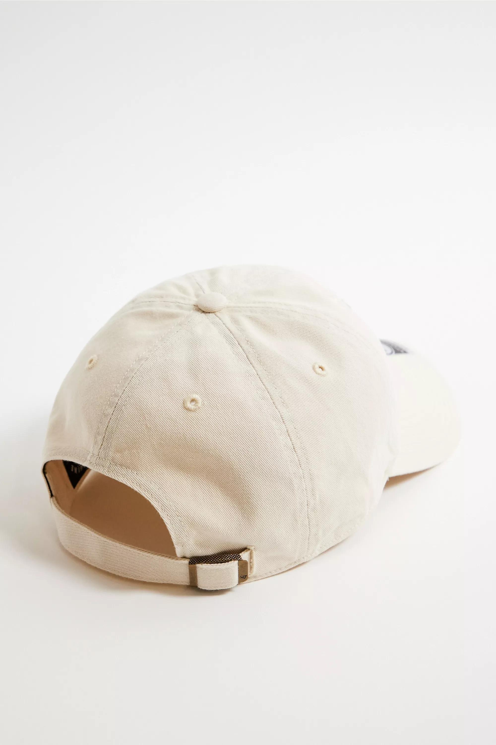 Urban Outfitters - Cream Ny Yankees Clean Up Cap