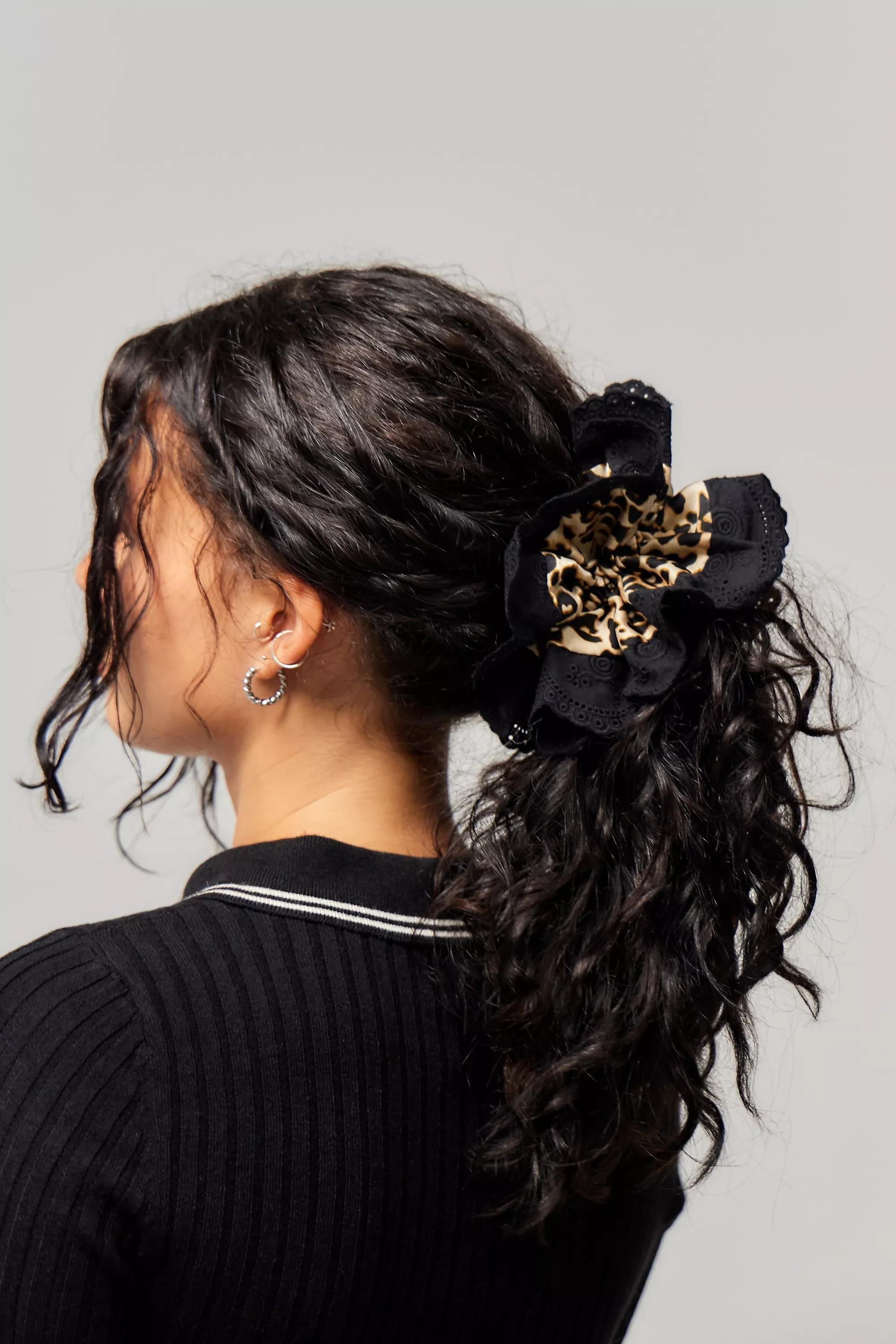 Brown UO Cotton Lace Scrunchie, BRN MOTIF, large image number 0