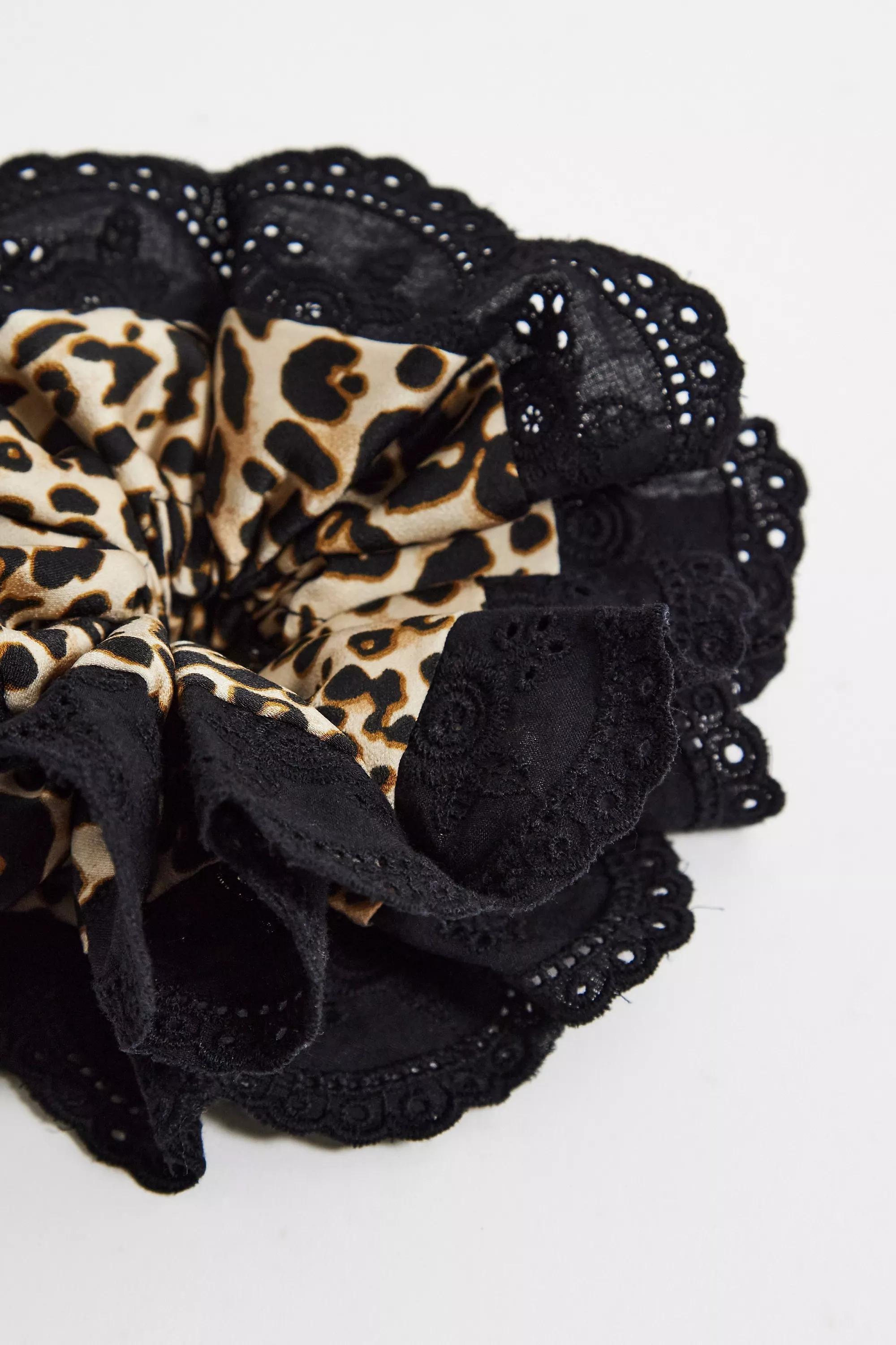 Brown UO Cotton Lace Scrunchie, BRN MOTIF, large image number 2