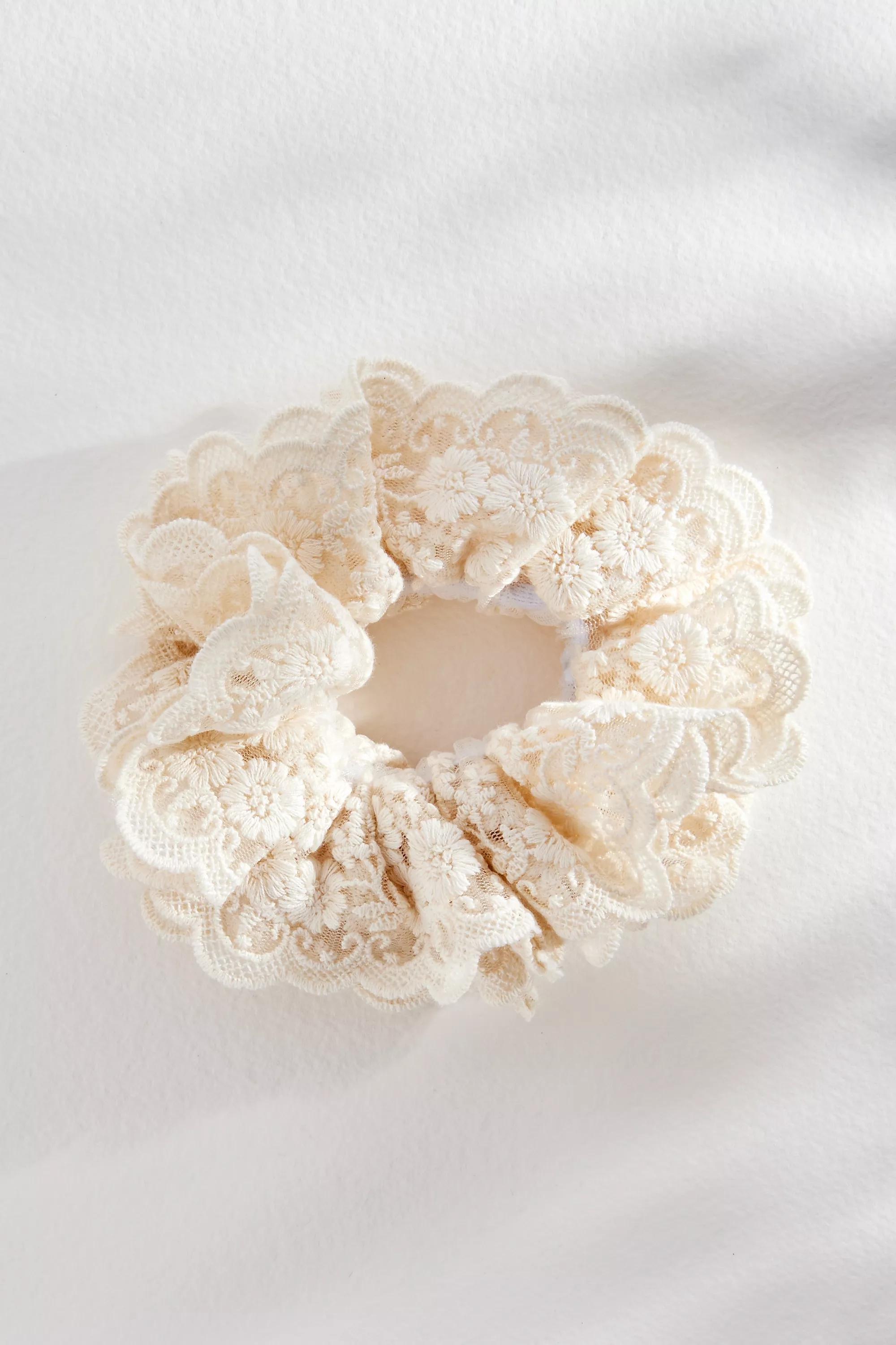 Cream UO Lace Scrunchie, CREME, large image number 1