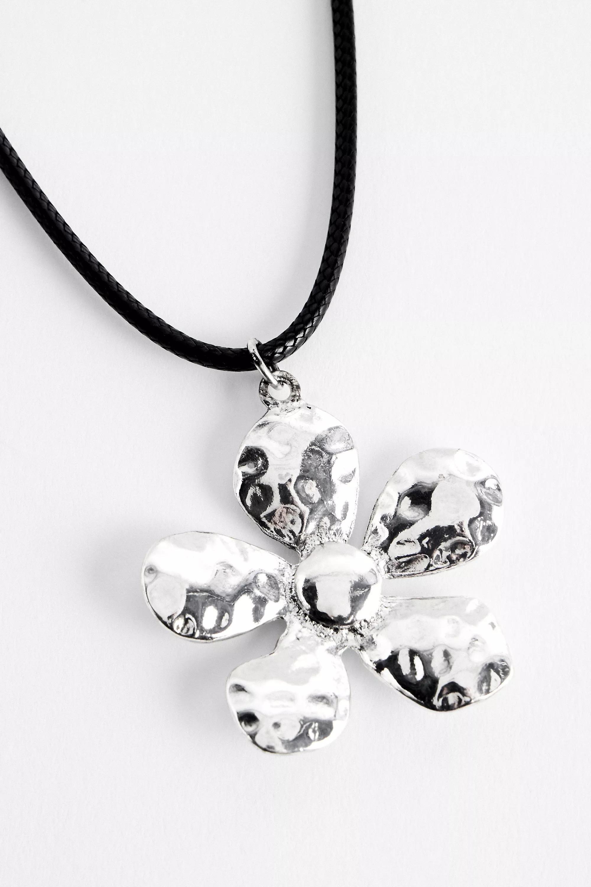 Silver Uo Hammered Flower Choker Necklace, SLVR, large image number 0