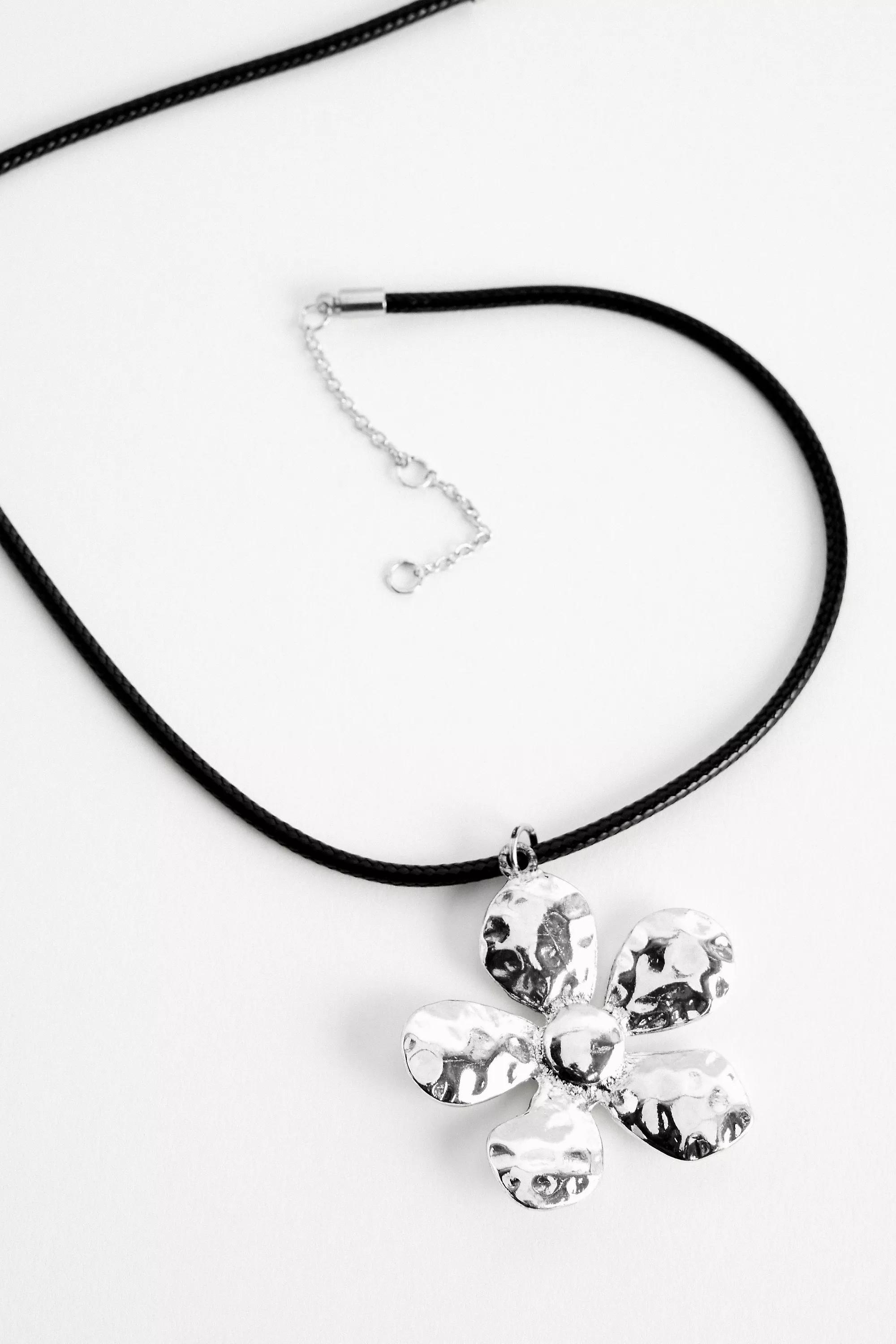 Silver Uo Hammered Flower Choker Necklace, SLVR, large image number 2