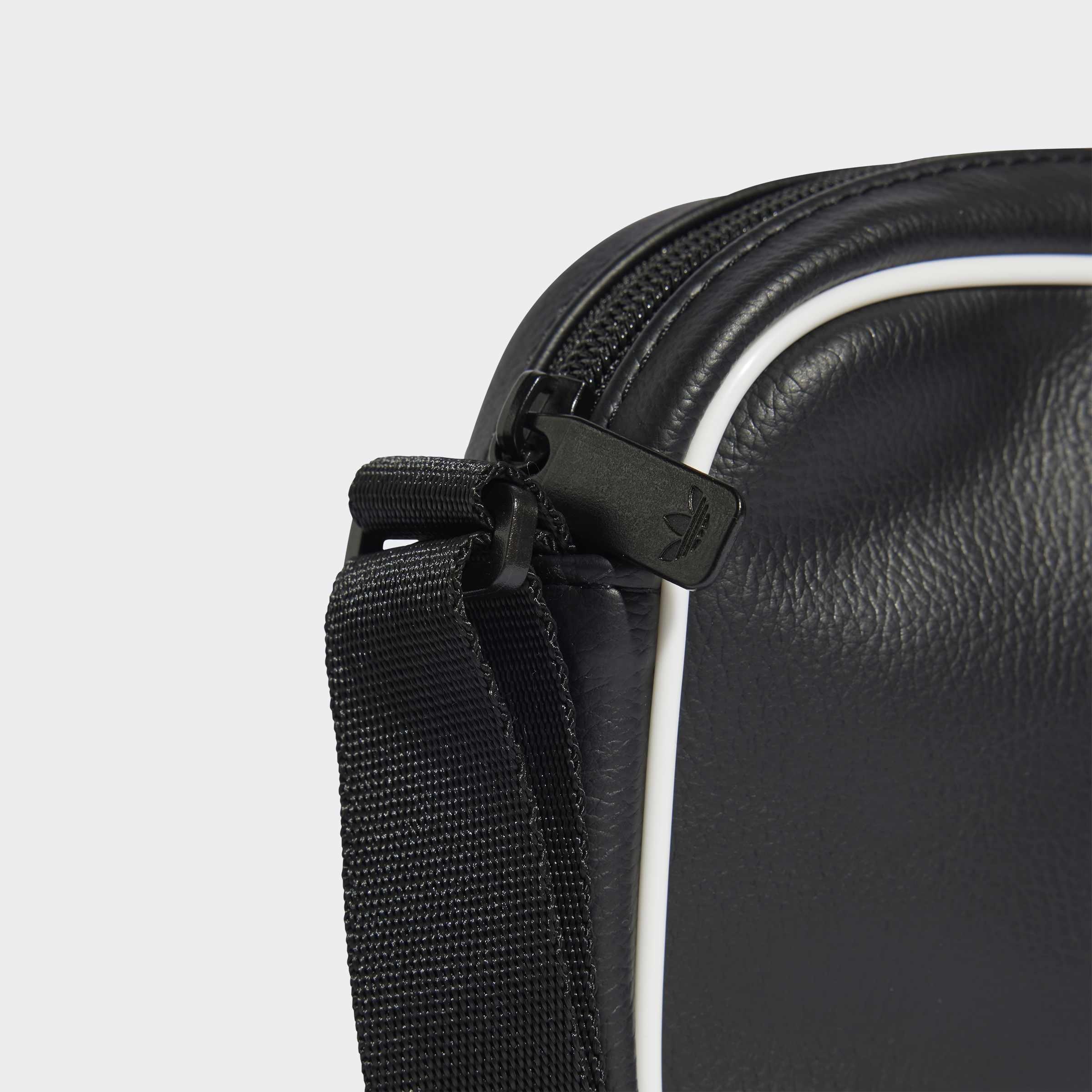 Unisex Adicolor Classic Mini Airliner, Black, A701_ONE, large image number 4