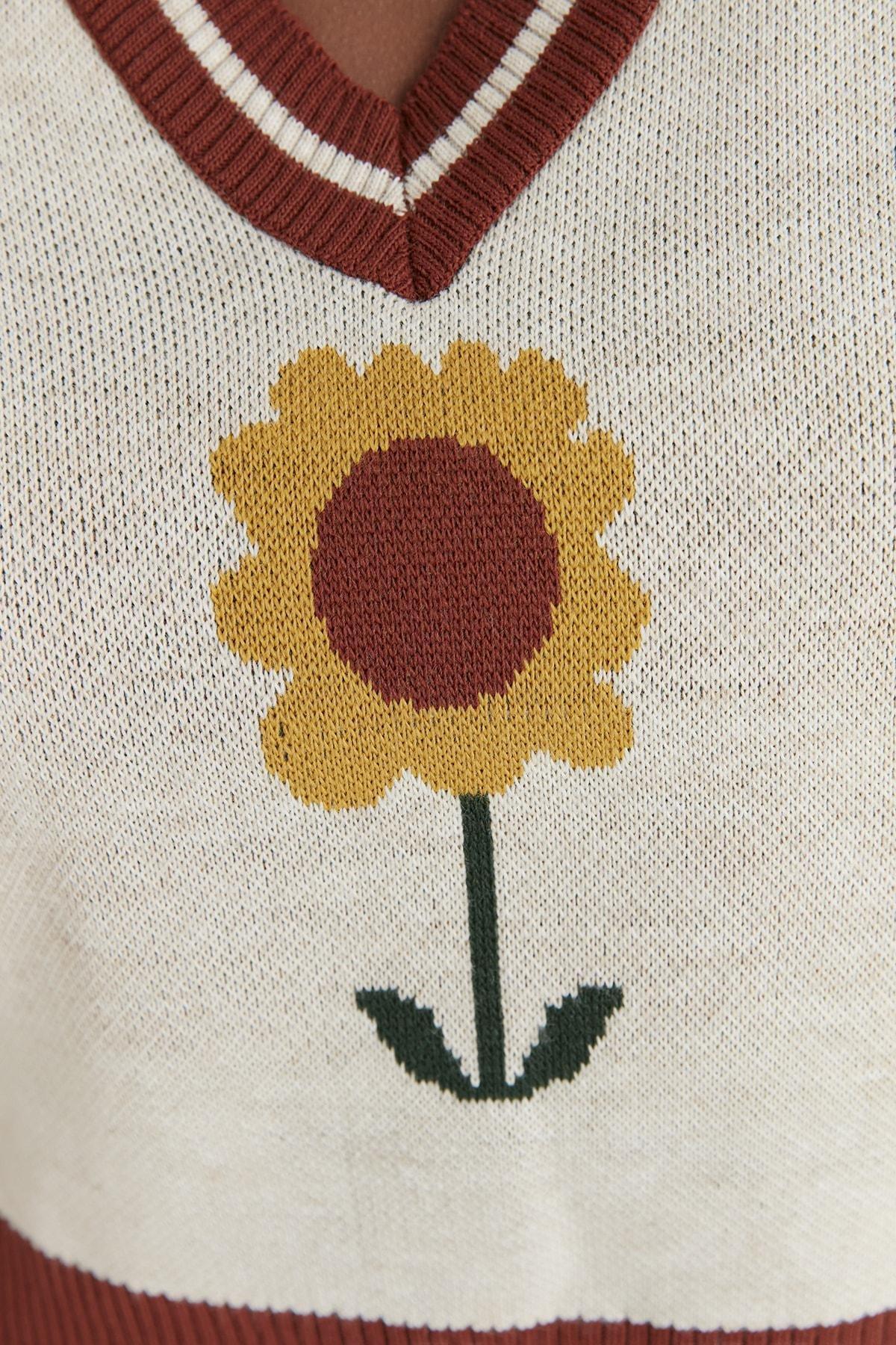Ecru V-Neck Sweater Vest, , large image number 2