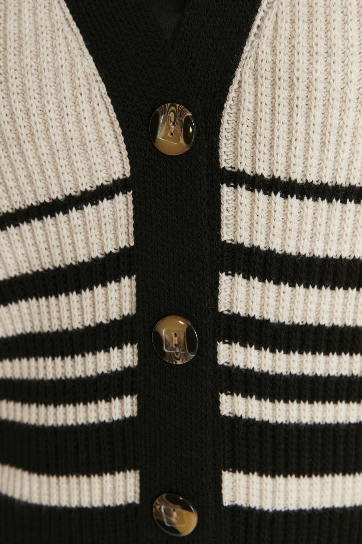 Black V-Neck Cardigan, , large image number 3