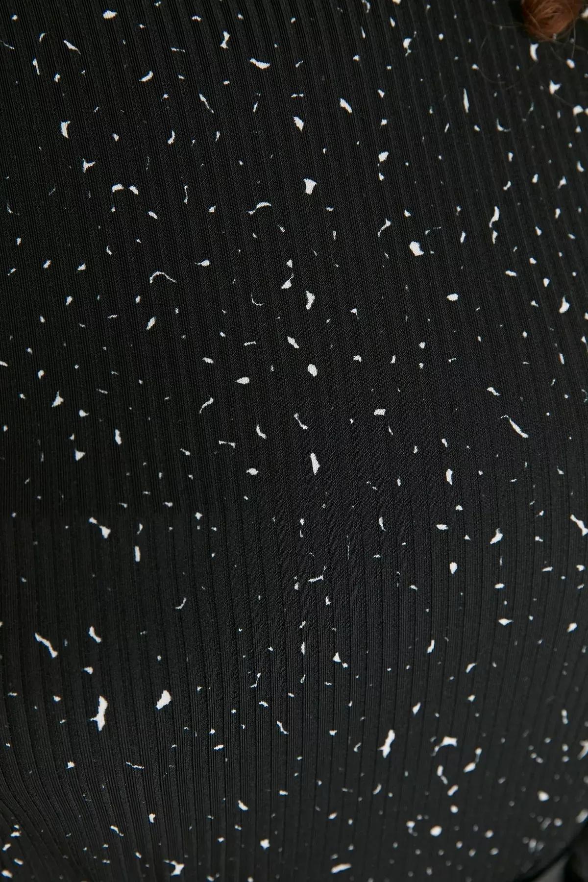 بلوزة بفتحة رقبة مستديرة للمقاسات الكبيرة، أسود, Black, large image number 1
