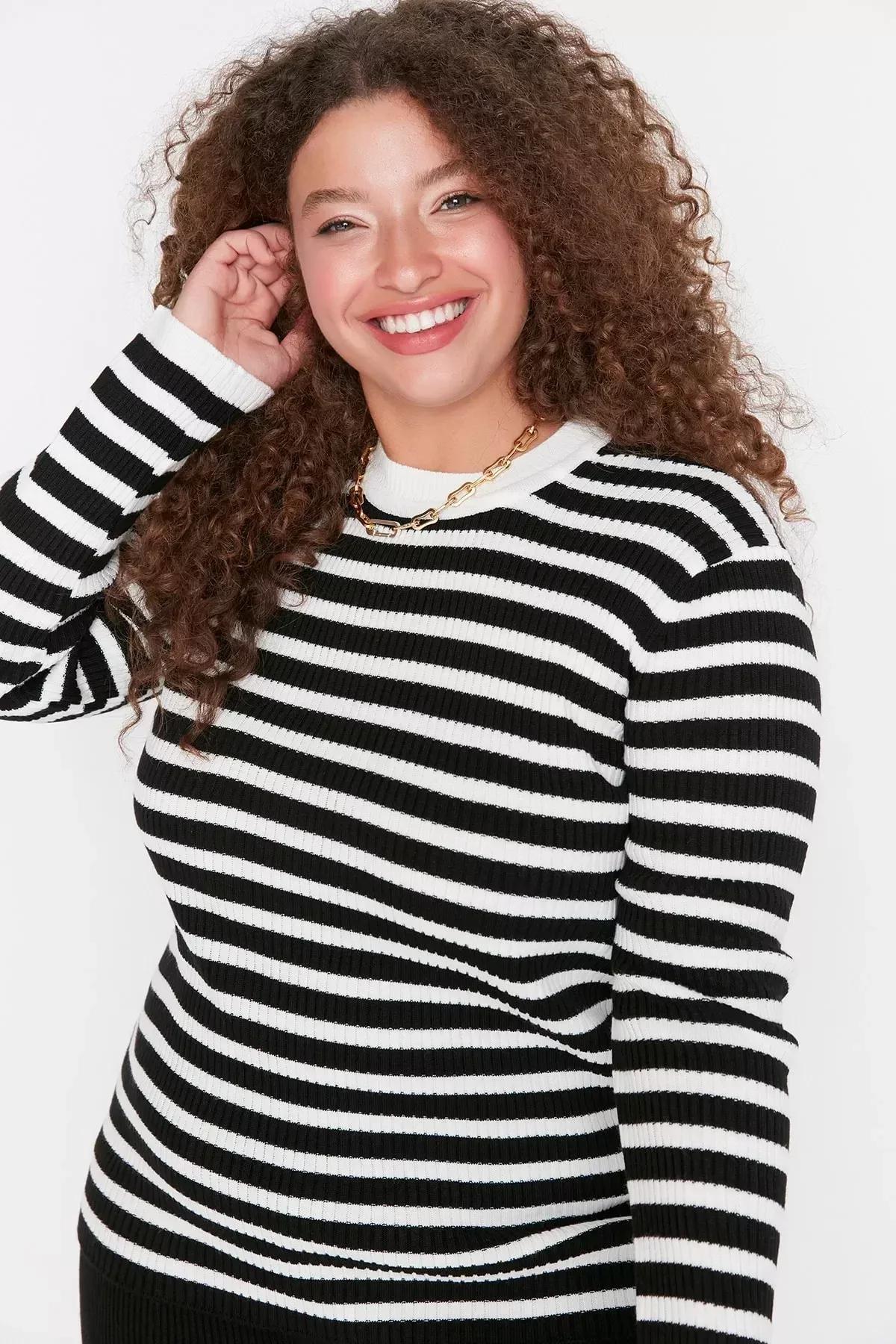 Black Crew Neck Plus Size Sweater, , large image number 2