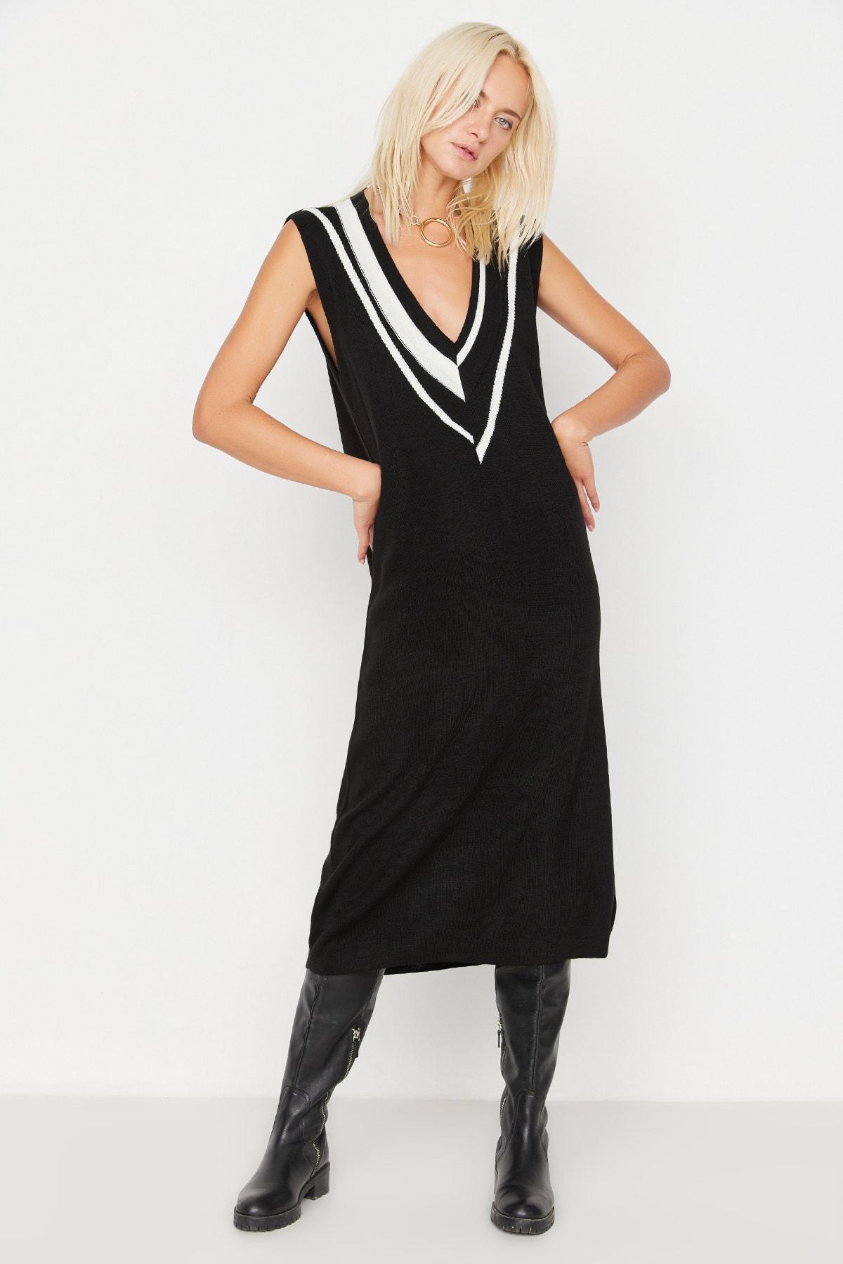 Black V- Neck Shift Dress, Black, large image number 0