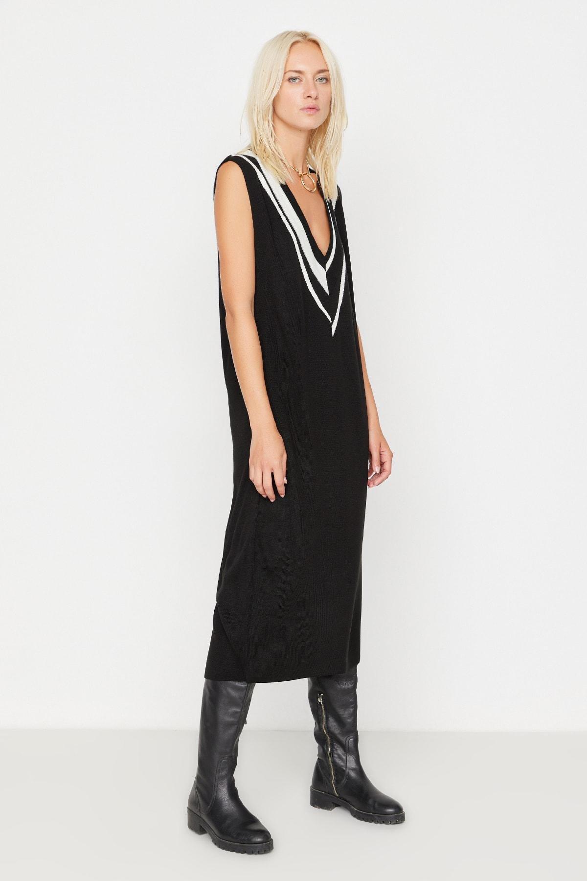 Black V- Neck Shift Dress, Black, large image number 2