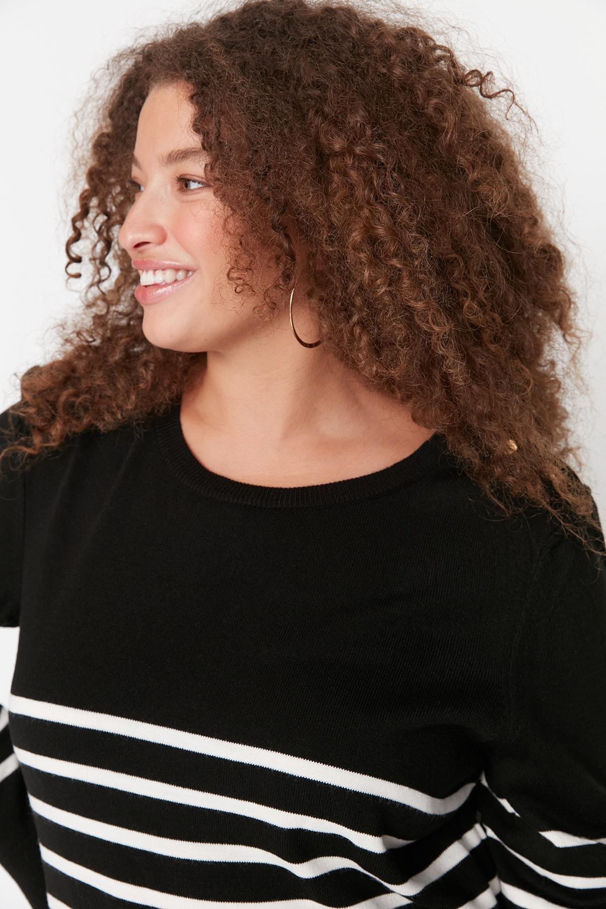 Black Relaxed Crew Neck Plus Size Sweater, , large image number 2
