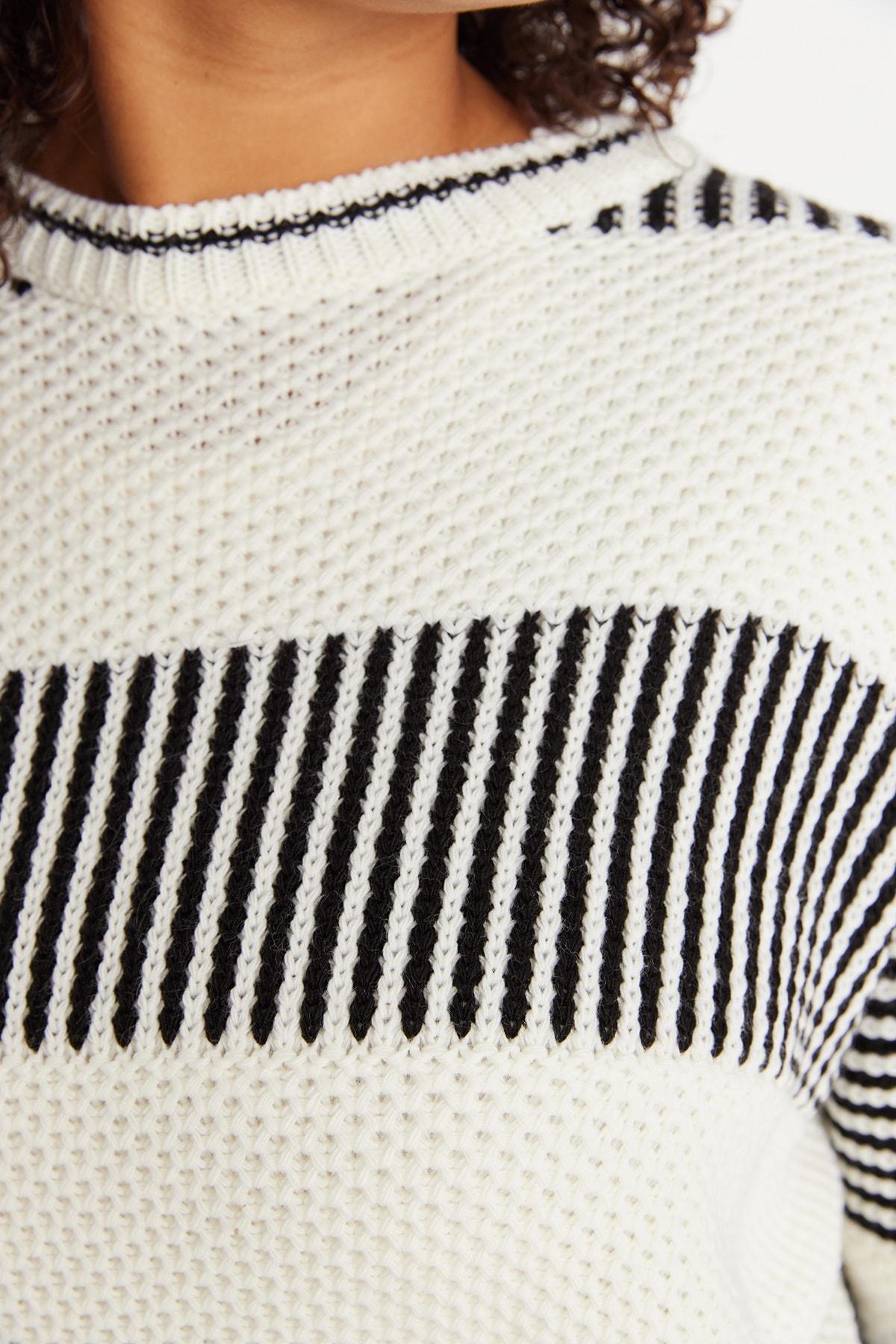 Trendyol - White Relaxed Striped Plus Size Sweater