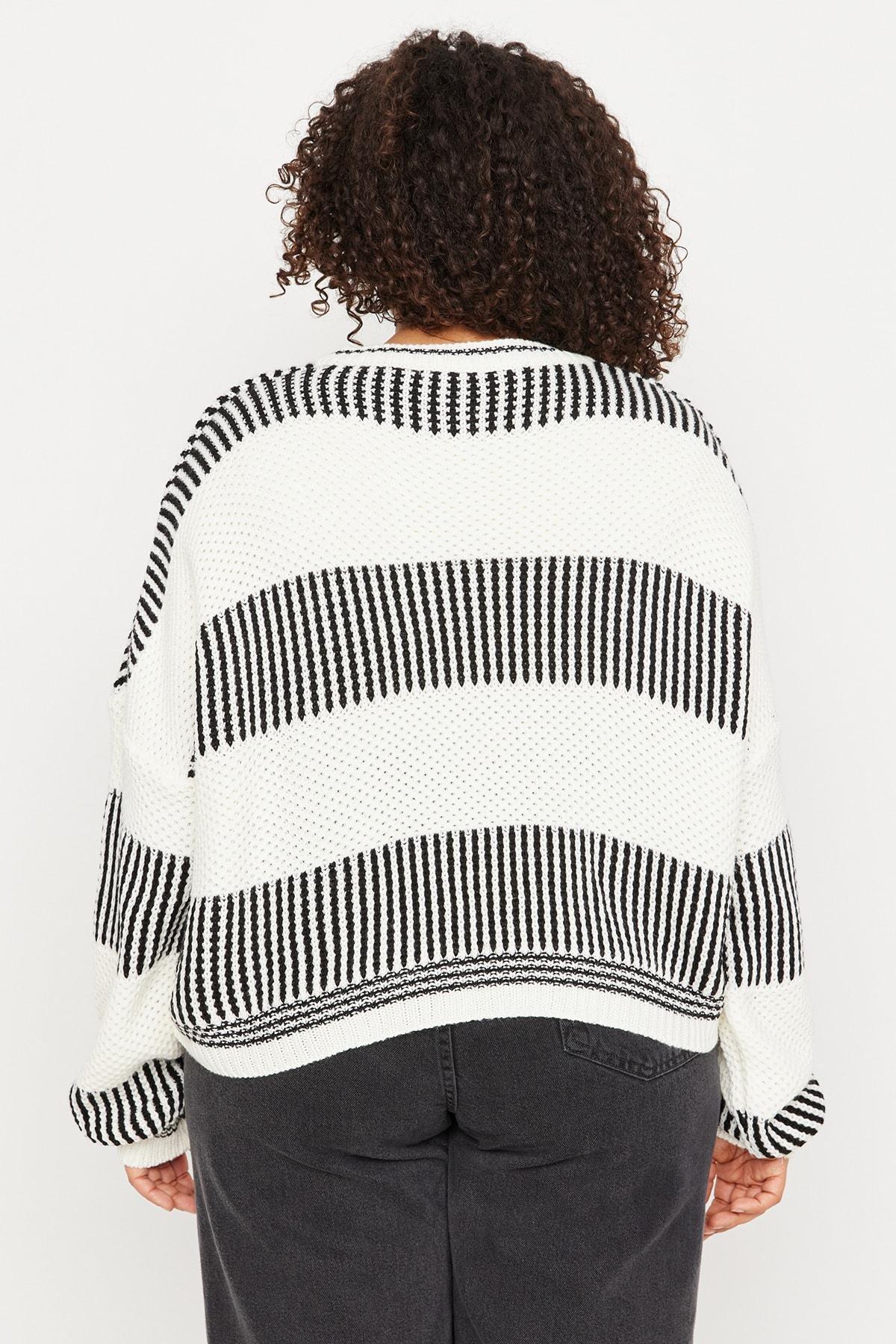 White Relaxed Striped Plus Size Sweater, , large image number 4