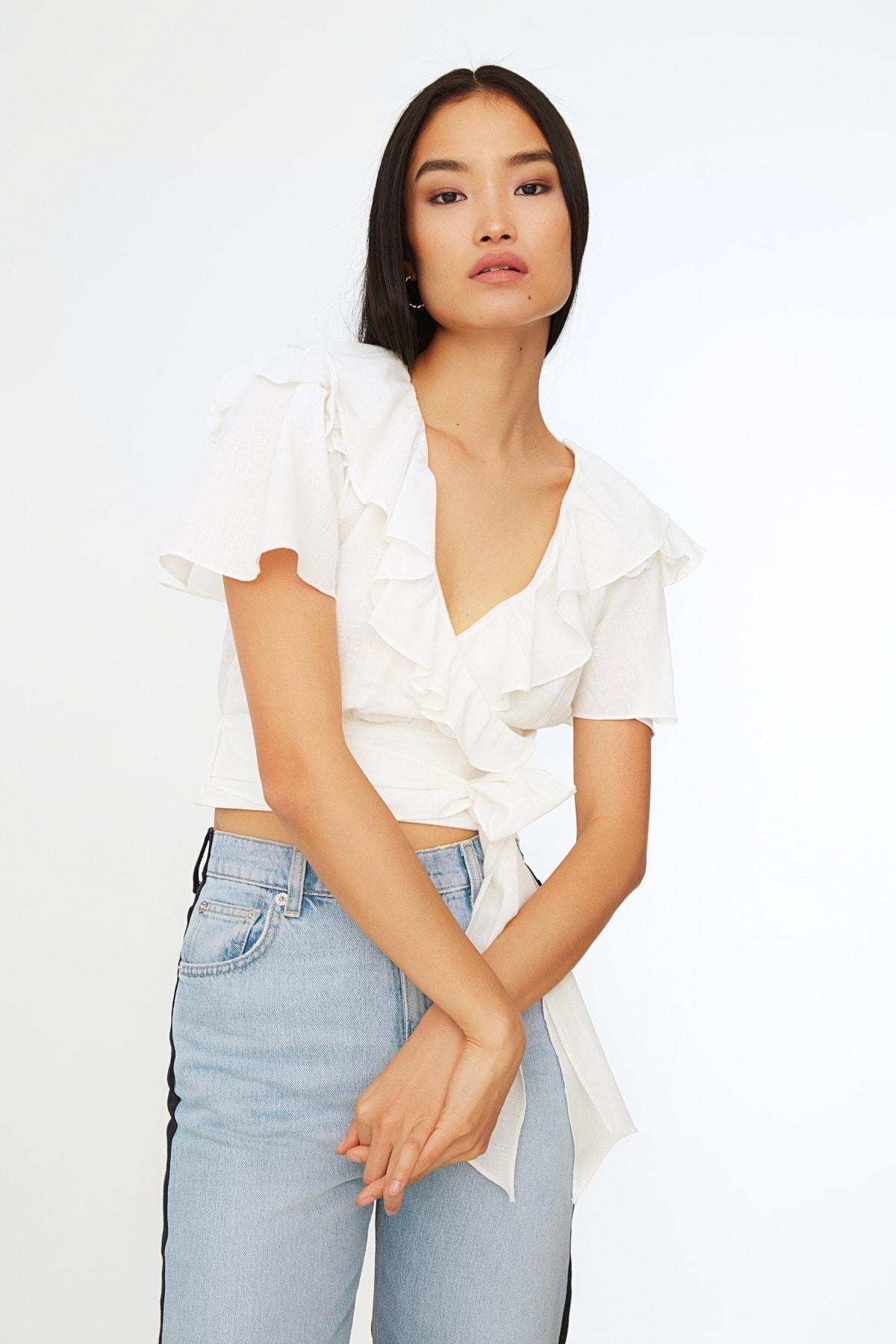 بلوزة بفتحة رقبة V متقاطعة وأكمام بحواف واسعة، كريمي, Ecru, large image number 0