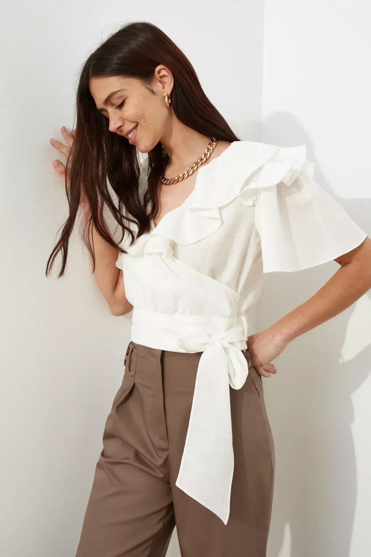 بلوزة بفتحة رقبة V متقاطعة وأكمام بحواف واسعة، كريمي, Ecru, large image number 5