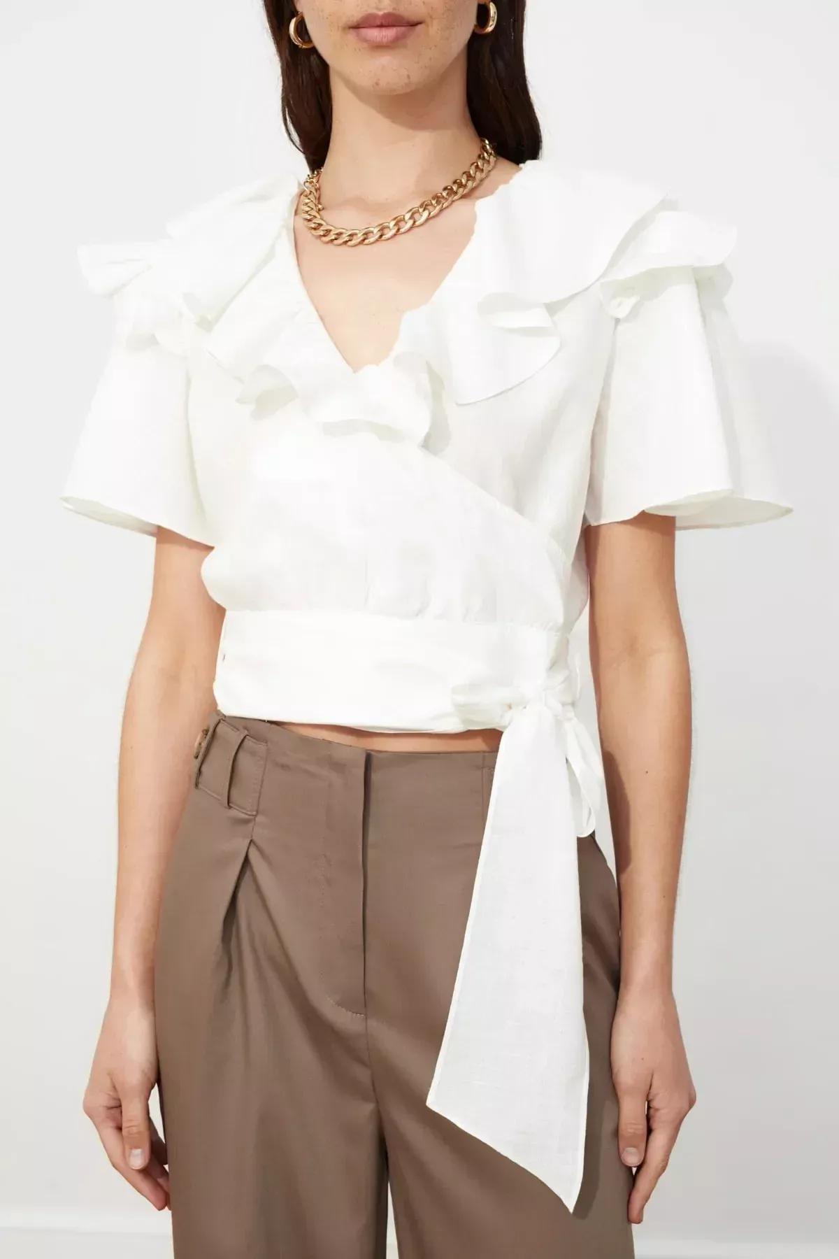 بلوزة بفتحة رقبة V متقاطعة وأكمام بحواف واسعة، كريمي, Ecru, large image number 7