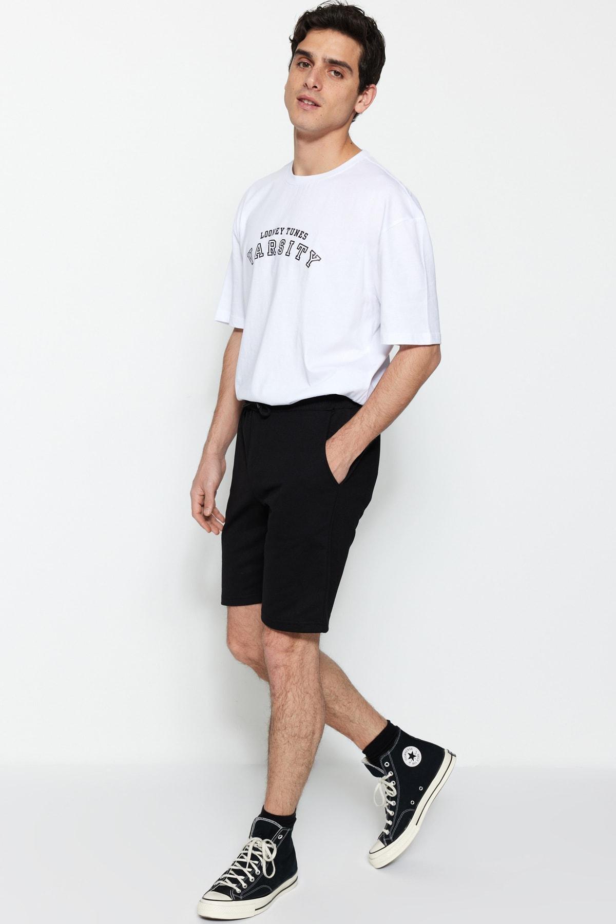 Trendyol - Black Normal Waist Straight Shorts