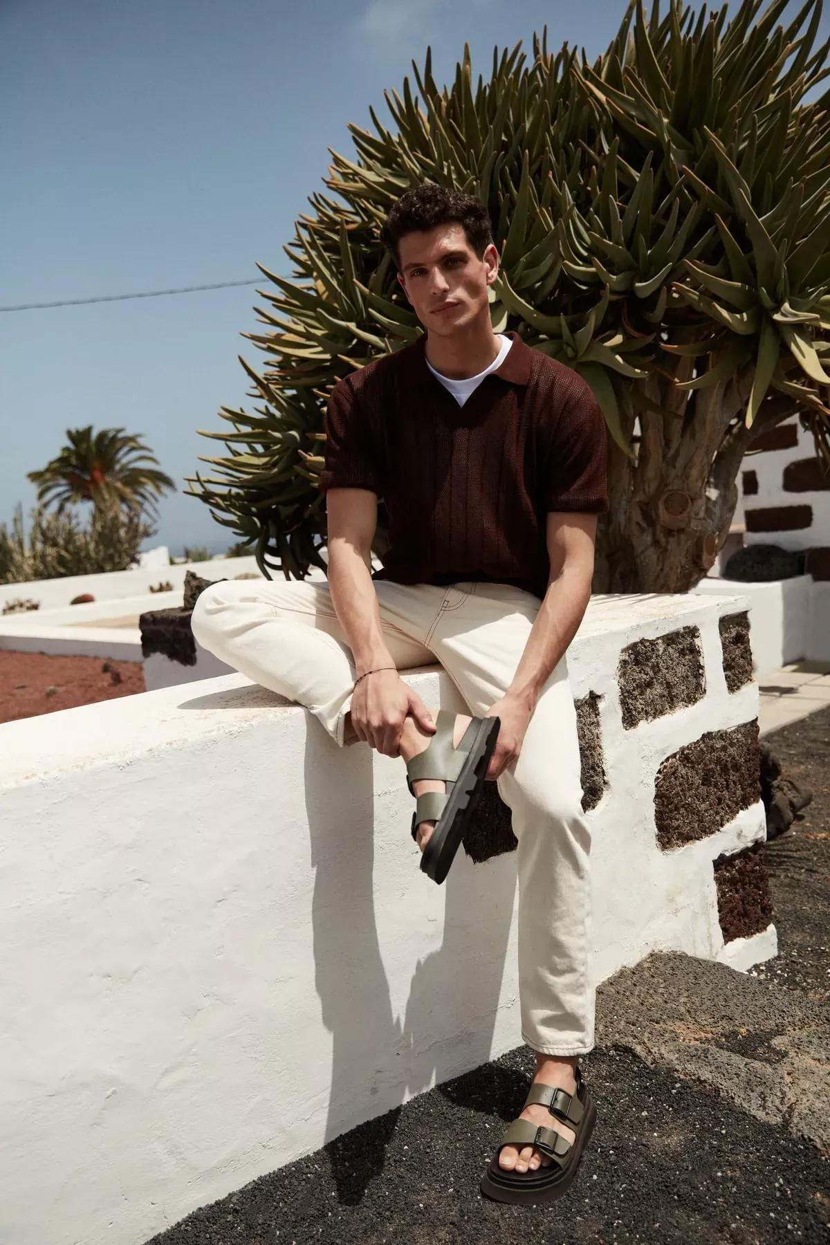 تيشيرت بإصدار محدود بأكمام قصيرة وتصميم مفرغ، بني, Brown, large image number 1