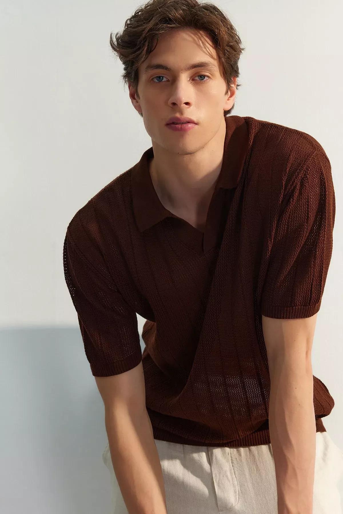 تيشيرت بإصدار محدود بأكمام قصيرة وتصميم مفرغ، بني, Brown, large image number 2