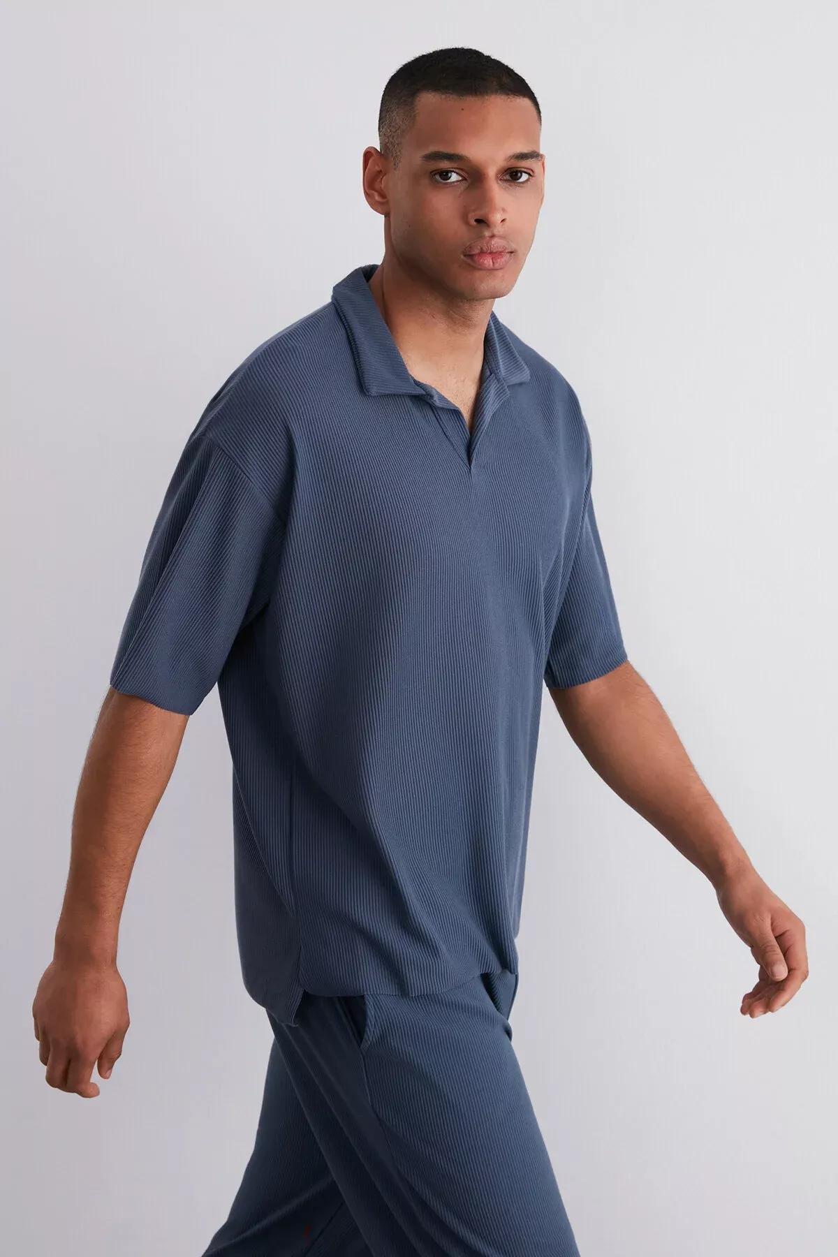 تيشيرت بارز الملمس بقصة فضفاضة وياقة، أزرق, Indigo, large image number 2